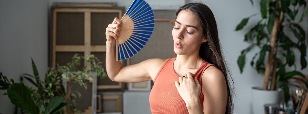 Frau benutzt Fecher an einem warmen Sommertag