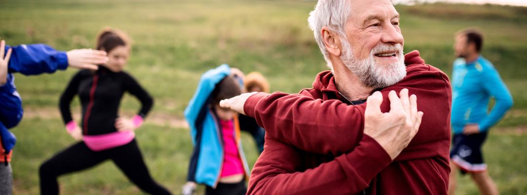 alte mann macht stretch übungen im Freien