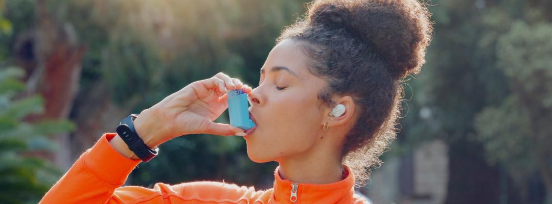 frau benutzt Inhalationsgerät für Asthma