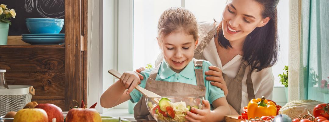 Gesundes Essen zu Hause. Fröhliche Familie in der Küche