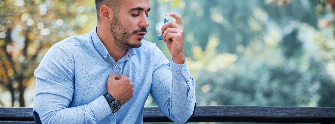 Mann, der Asthma-Inhalator verwendet. Gesundheitswesen