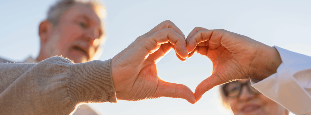 Liebe macht das Herz zum Frieden. Älteres älteres Paar, das mit den Händen Herzform annimmt. Erwachsener alter Ehemann Frau zeigt Herzzeichen. Glückliche Rentnerfamilie. Ich liebe dich glücklich Valentinstag