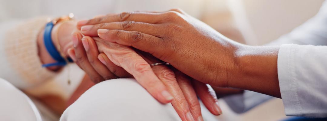 Senior Patient, Händchenhalten oder Beratung einer Krankenschwester für Unterstützung oder Empathie für die medizinische Hilfe. Nahaufnahme, Psychologie oder ältere Person in Beratung mit ruhiger Betreuung in Pflegeheim für Therapie