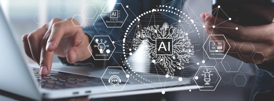 Tippen auf der Tastatur Arbeiten online auf einem Laptop-Computer Auf einem weißen Tisch im Büro. Facebook-Chat. Web-Treffen. Blogger. Journalist beim Schreiben eines Artikels. Online-Jobideen