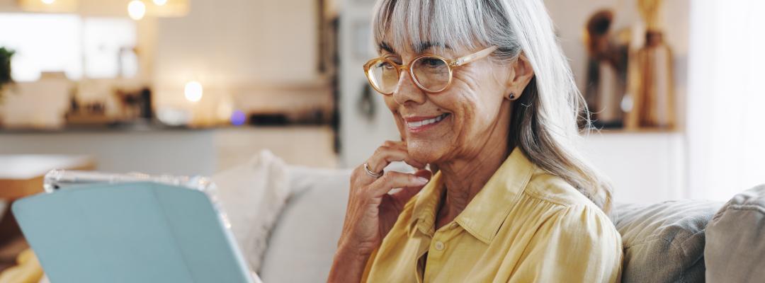 ältere Dame liest am Ipad