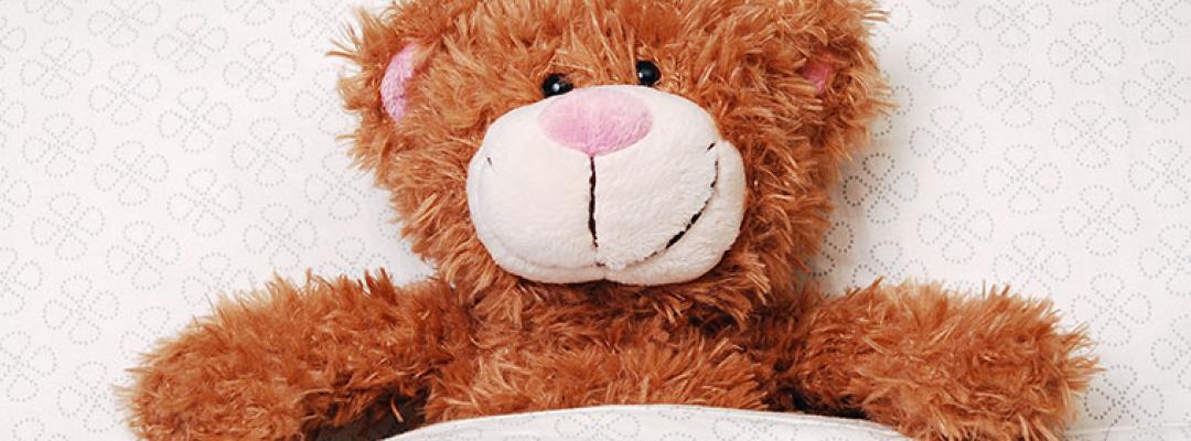 Teddybaer im Bett