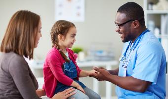 Frau und Kind beim Arzt