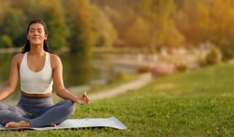 Mehr luft Frau meditiert im Park