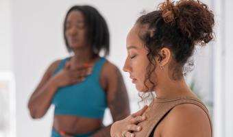 frau atmet ein - hand auf Herz