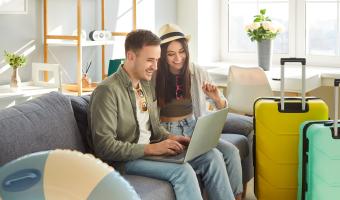 Paar schaut sich Urlaubsorte an - Urlaub mit Atemwegerkrankung