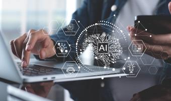 Tippen auf der Tastatur Arbeiten online auf einem Laptop-Computer Auf einem weißen Tisch im Büro. Facebook-Chat. Web-Treffen. Blogger. Journalist beim Schreiben eines Artikels. Online-Jobideen