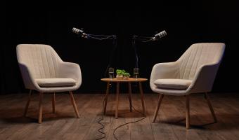 Unterhaltungen in einem gemütlichen Podcast-Studio mit erfahrenen Einflussnehmern