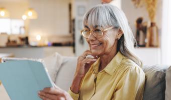 ältere Dame liest am Ipad