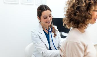 Ärztin behandelt Patientin mit Atemwegserkrankungen