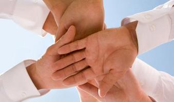 Menschen reichen sich die Haende