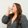 Frau mit Asthma und Übergewicht