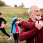 alte mann macht stretch übungen im Freien