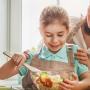 Gesundes Essen zu Hause. Fröhliche Familie in der Küche