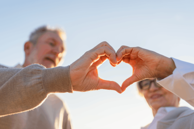 Liebe macht das Herz zum Frieden. Älteres älteres Paar, das mit den Händen Herzform annimmt. Erwachsener alter Ehemann Frau zeigt Herzzeichen. Glückliche Rentnerfamilie. Ich liebe dich glücklich Valentinstag